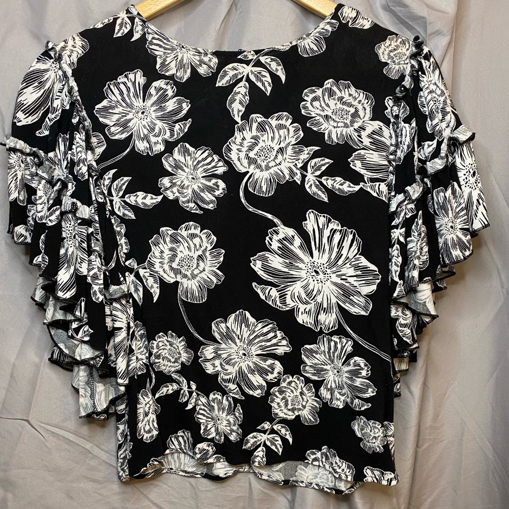 Black and white floral top with ruffled sleeves. Size x-small.